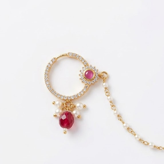 pearl chain, red stone aur kundan-style detailing ke saath.
