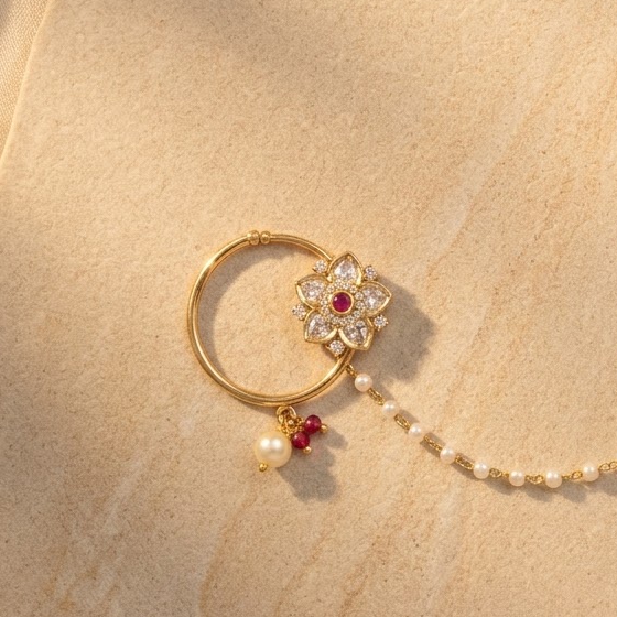 pearl chain, pink stone aur kundan-style detailing ke saath.