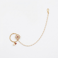 pearl chain, pink stone aur kundan-style detailing ke saath.