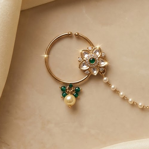 pearl chain, green stone aur kundan-style detailing ke saath.