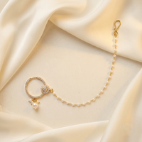 pearl chain, white stone aur kundan-style detailing ke saath.
