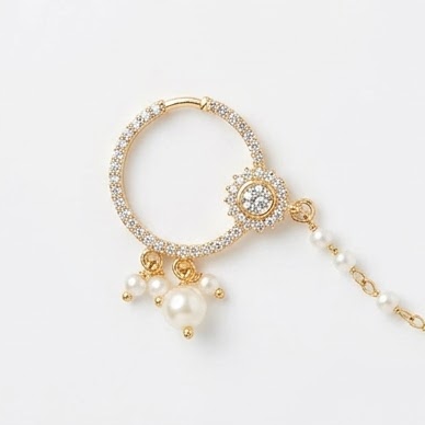 pearl chain, white stone aur kundan-style detailing ke saath.