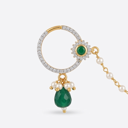 pearl chain, green stone aur kundan-style detailing ke saath.