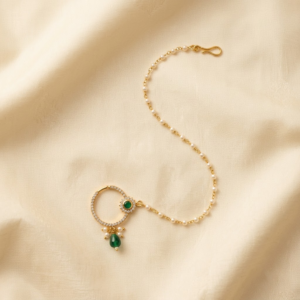 pearl chain, green stone aur kundan-style detailing ke saath.